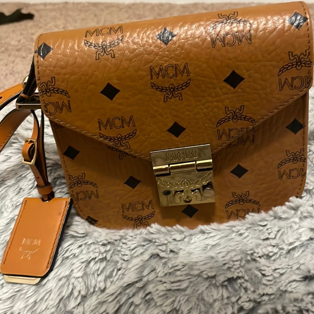 Authentic MCM cross body purse. Please read description.